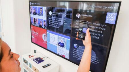 75 cm od podlahy, nebo 63 cm? Televize má viset v úrovni očí, ne podle jednotného pravidla