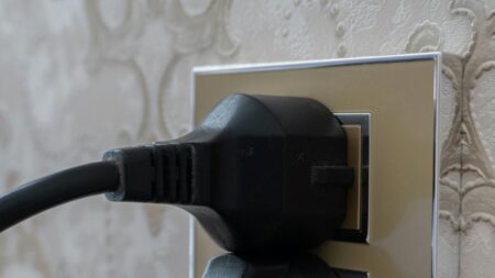 Vypnutá televize vám žere elektřinu dále. „Fantomový odběr“ tvoří každý měsíc až 10 % účtu