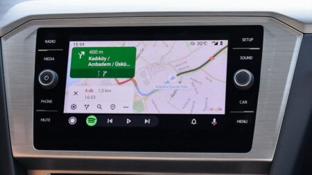 Aktualizované Android Auto 17.0 přineslo dlouho očekávané novinky. YouTube v autě ale většina řidičů využít nemůže