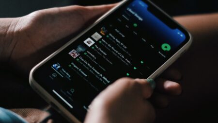 Vyzkoušel jsem 6 hudebních přehrávačů pro Android. Jenom jeden je zdarma, bez reklam a drtí všechny ostatní
