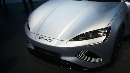 Čínská automobilka BYD válcuje všechnu konkurenci. Do 5 let chce vyrábět více aut než kdokoliv na planetě