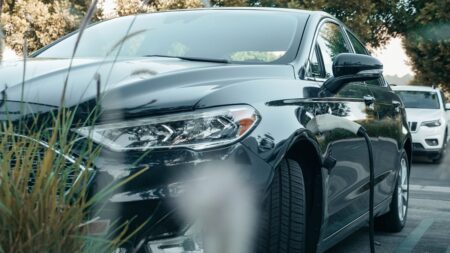 Plug-in hybridům se smáli, teď válcují elektromobily. Čínský motor s účinností 44,5 % mění pravidla hry