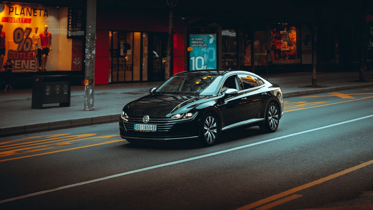 Když řidiči odevzdají staré auto se „spalovákem“, dostanou přes 200 tisíc Kč. Irsko chce, aby kupovali elektromobily
