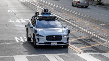 Waymo vytvořilo virtuálního řidiče, který má být lepší než člověk. Tesla mezitím řeší problémy a nemá z toho radost