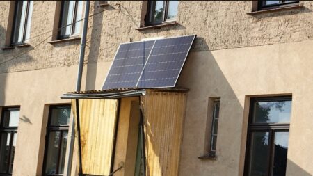 Čeští filutové chtějí vyzrát na drahotu. Kupují balkonovou fotovoltaiku za 8 tisíc Kč s návratností 4 roky. Neumí počítat