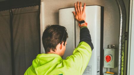 Kutil dal do garáže 79kWh baterii z Tesly a odpojil se od sítě. Dům mu napájela rok, pak se podělil o zkušenosti