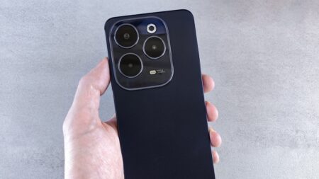 Ťukněte dvakrát na záda telefonu. Android spustí akci, o které neví každý, že existuje