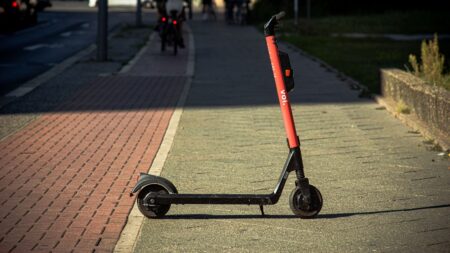PČR je bezradná, při nehodě vám pojišťovna nezaplatí ani korunu. Na silnici jezdí koloběžky i 80 km/h; bez SPZ a řidičáku
