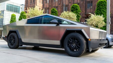 Autopilot Tesly najel s Cybertruckem do betonové bariéry. Řidička zažalovala firmu o více jak 25 milionů Kč