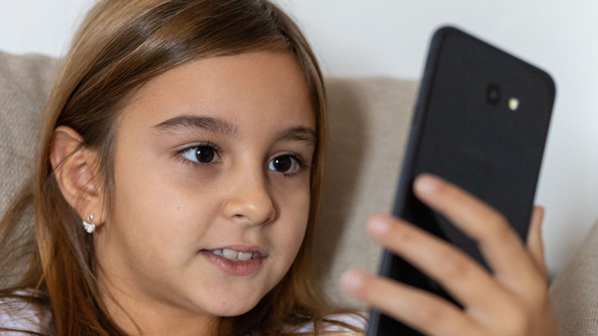 Děti i dospělí se na internetu ztrácí v záplavě falešných zpráv a dezinformací. Naučte se rozlišit pravdu od lží
