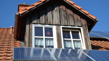 Češi si oblíbili dávat solární panel na parapet, aby ušetřili. Neumí si spočítat, že se jim investice nikdy nevrátí