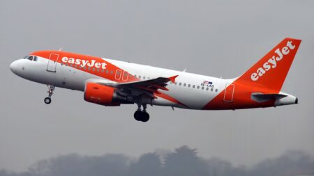 Češi rádi porušují pravidla, a potom dochází k patáliím. Letadlo EasyJet muselo nouzově přistát kvůli powerbance