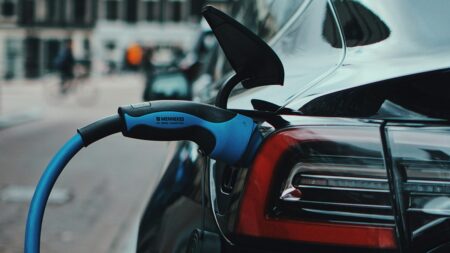 Elektrická auta a manipulace: na rychlonabíječce se nabíjí přes hodinu, ne 20 minut. Může za to „nabíjecí křivka“