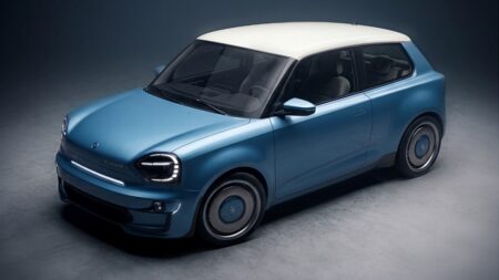 Maďarský designér navrhl elektrický Trabant, vypadá stylově. Zachoval hranatou siluetu i kulaté světlomety
