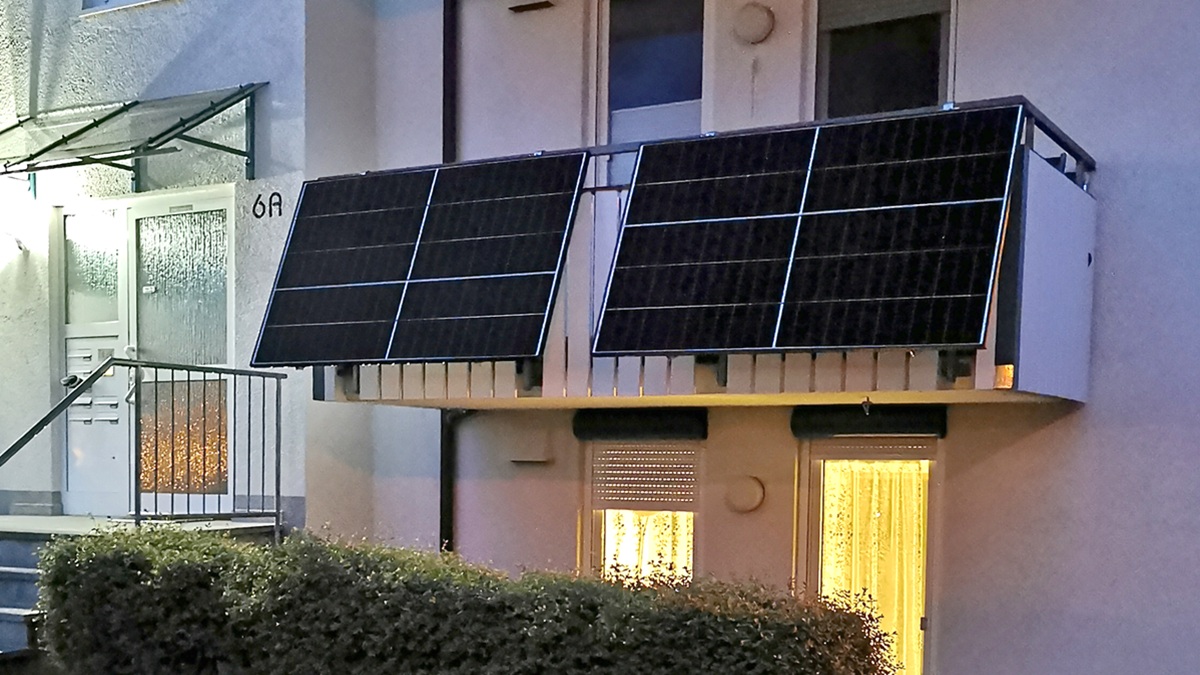Češi si jezdí do Německa pro fotovoltaiku s baterií za 17 tisíc Kč. Jenomže legálně ji používat nesmí