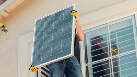 Spousta Čechů má fotovoltaiku nastavenou špatně, a pak zbytečně přichází o tisíce korun ročně