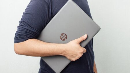 Většina Čechů si na práci z domova kupuje špatný notebook, a potom se rozčiluje, že nefunguje dle představ