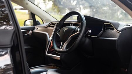 Čínští řidiči oklamali autopilota Tesly panenkami za pár stovek. Jezdí bez rukou a natáčí si při tom videa