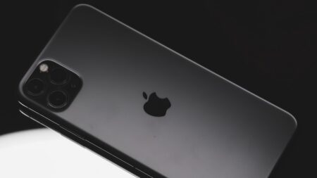 Uvolněte na iPhonu gigabajty místa bez otravného mazání fotek a aplikací. Problém není v nich, ale v datech, která nevidíte