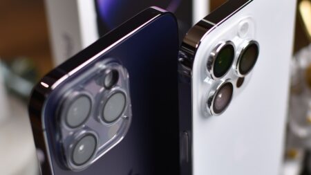 iPhone vypadá jako zbytečný luxus. Mobil za 2 000 Kč fotí za správné podmínky lépe, ale lidé s tím neumí pracovat