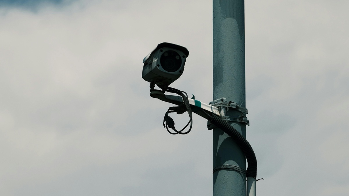 Nový způsob striktního hlídání řidičů: AI kamery poznají i telefon v ruce. Policie si je chválí