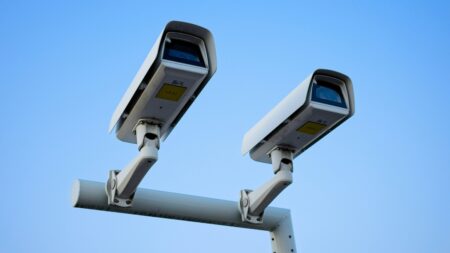 Kamera s umělou inteligencí rozdávala pokuty za nepoužité pásy. Programátor ji porazil u soudu a odhalil její slabinu