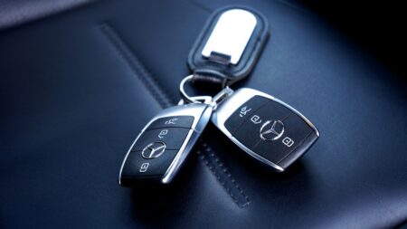 „Letní“ funkci má spousta vozů, ale řidiči ji ignorují. Jedno dlouhé stisknutí klíčku a rozpálené auto se samo vyvětrá