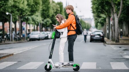 Pokuta přes 20 000 Kč za koloběžku, na které jezdíte i v Česku. Slovensko od září trestá i zákazem řízení na 3 roky