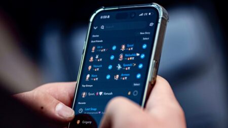 Možná roky ignorujete, když na displeji mobilu svítí zelená tečka. Někdo vás může odposlouchávat