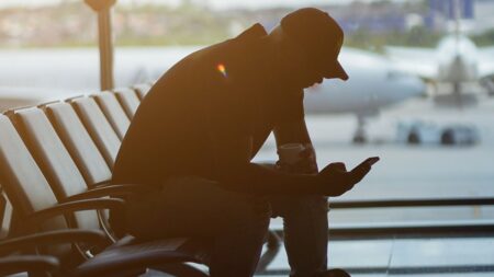 Největší riziko hrozí na letištích, pro hackery je to rutina. Stačí jim 5 minut s vaším telefonem a zjistí vše