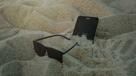 Telefon na slunci ztrácí až 40 % kapacity baterie za jediné léto. Neničte ho zbytečně nesprávným užíváním