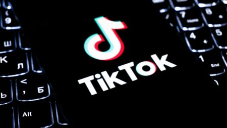 Lidé jsou úplně zblblí: virální recept z TikToku je posílá k lékaři. Pečou v kartonu od vajec a jedí salmonelu s jahodami