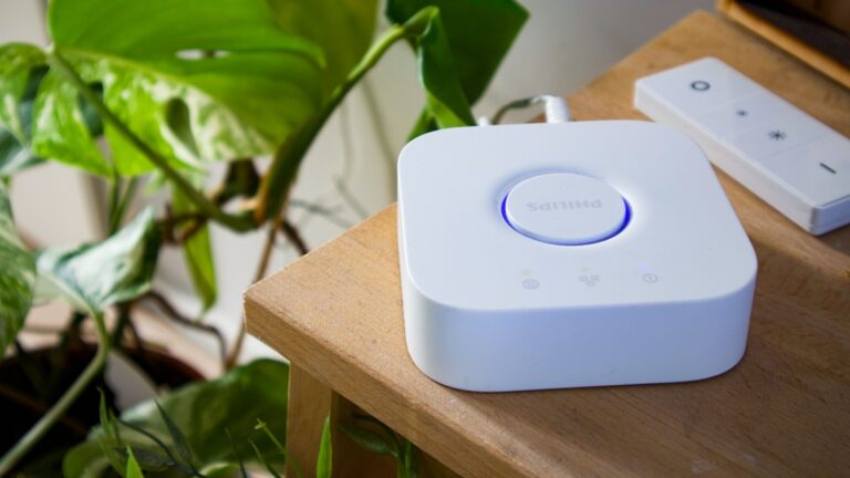 Malý bílý router
