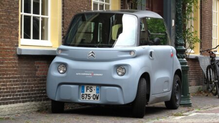 Auto bez řidičáku na auto: mikroauta dobývají Evropu, teenageři v nich jezdí do školy. Stojí i pod 200 tisíc Kč