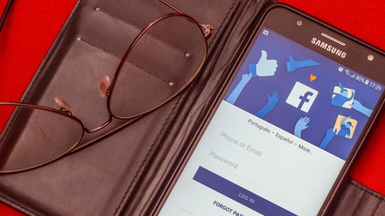 Mobil, Facebook, brýle