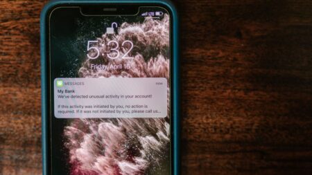 „Nenechte kyberšmejdy vyhrát a ihned pošlete SMS na číslo 7726.“ Operátor zareaguje okamžitě