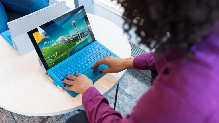 Modrý laptop