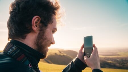Odemykáte telefon obličejem a bojíte se, že to někdo obejde fotkou? Miliony lidí tomu věří, ale je to nemožné