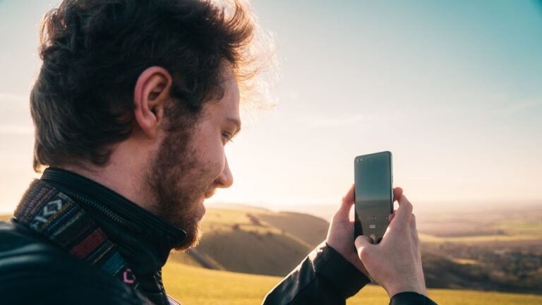 Odemykáte telefon obličejem a bojíte se, že to někdo obejde fotkou? Miliony lidí tomu věří, ale je to nemožné