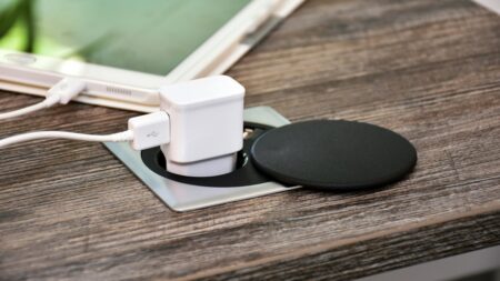 Chcete za každou cenu ušetřit, ale levná nabíječka vám může zapálit byt. Kontrolujte si, co zapojujete do telefonu