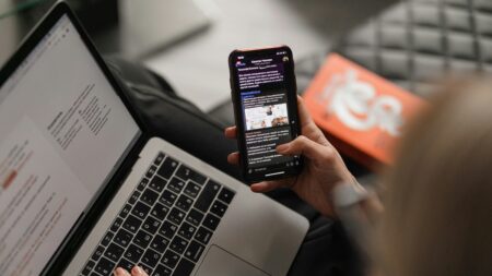 Většina Čechů si ničeho nevšimne a prostě klikne. Podvodný e-mail nebo SMS ale můžete spolehlivě rozpoznat i v době AI