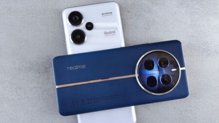 Nothing Phone (4b) se poodhalil světu. Zadní panel a záhadný prvek ve tvaru pilulky, o němž nikdo neví, k čemu slouží