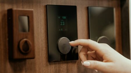 Klimatizaci má doma spousta lidí, ale režim „Dry“ zapíná jen málokdo. Přitom šetří energii a zabraňuje plísním