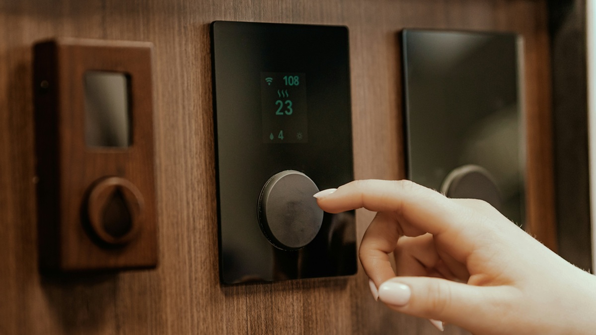 Klimatizaci má doma spousta lidí, ale režim „Dry“ zapíná jen málokdo. Přitom šetří energii a zabraňuje plísním