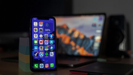 Na displeji Samsungu vám občas blikne záhadná tečka. Není to závada, musí tam být