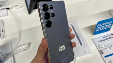 8 let stará chyba v Samsungu mohla ohrozit miliony telefonů od Galaxy S9 po S25. Útočník dokázal převzít jádro systému