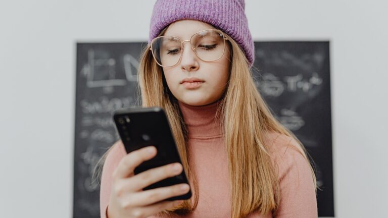 Škola, žačka, telefon