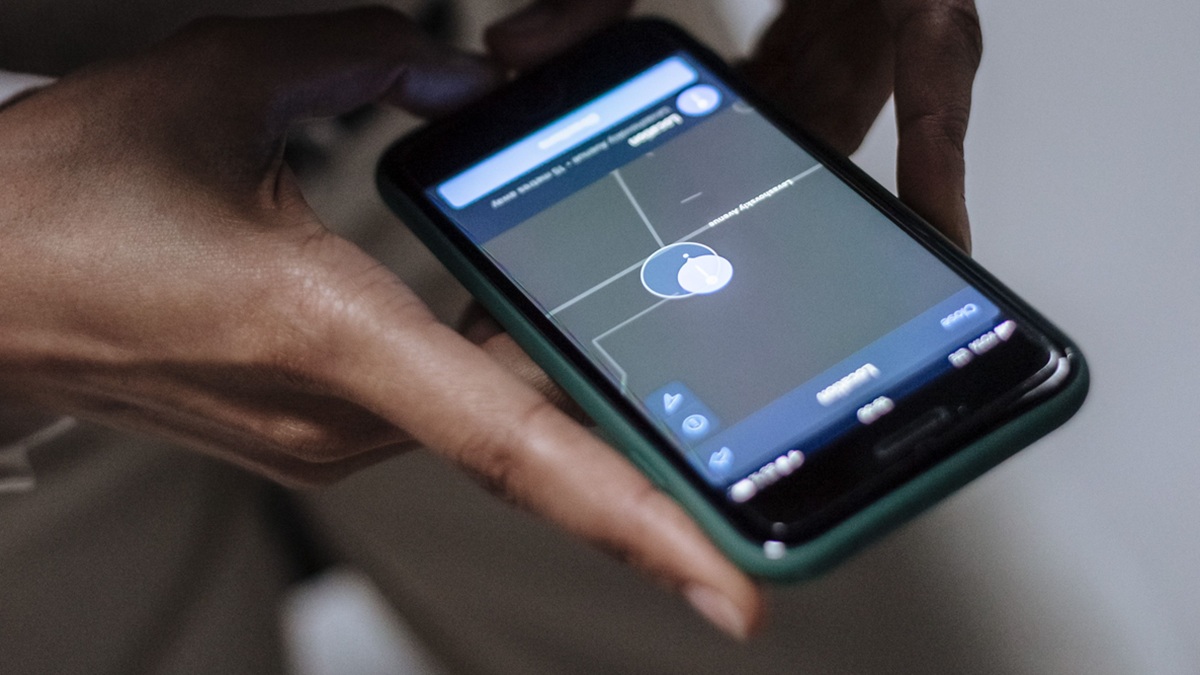 Někdo vás může sledovat přes skrytý lokalizátor. Android umí varovat, ale musíte mu to povolit