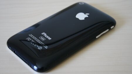 Staré mobily, které Češi vyhazují, se prodávají za statisíce. Za iPhone z roku 2007 zaplatili dokonce 4,5 milionu Kč