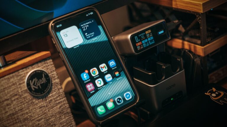 Stříbrný telefon